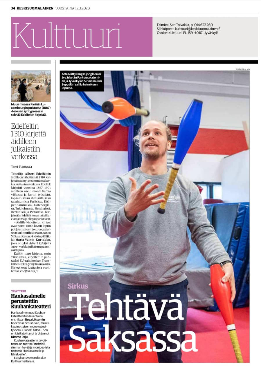Keski-Suomalaisen aukeamasta lehtihaastattelu kuva. Atte Niittykangas, Sirkusfysio jonglööraa keiloilla.